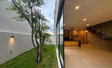 SE VENDE casa en Lomas del Molino