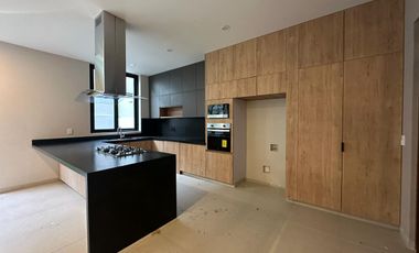 SE VENDE casa en Lomas del Molino