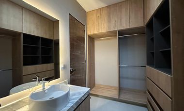 SE VENDE casa en Lomas del Molino
