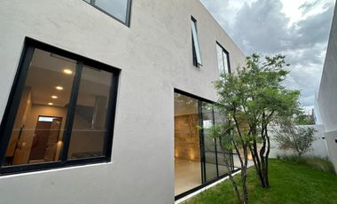 SE VENDE casa en Lomas del Molino