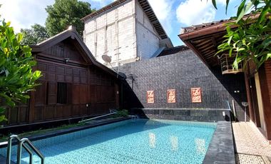Villa Joglo Etnik dengan Kolam Renang dekat Jalan Kaliurang