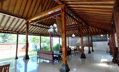 Villa Joglo Etnik dengan Kolam Renang dekat Jalan Kaliurang
