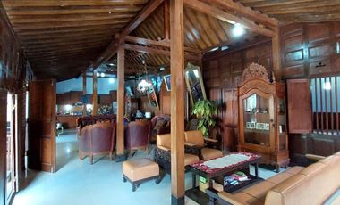 Villa Joglo Etnik dengan Kolam Renang dekat Jalan Kaliurang