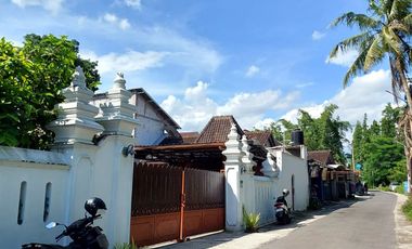 Villa Joglo Etnik dengan Kolam Renang dekat Jalan Kaliurang