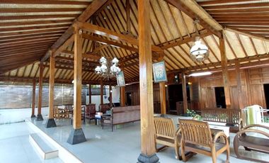 Villa Joglo Etnik dengan Kolam Renang dekat Jalan Kaliurang