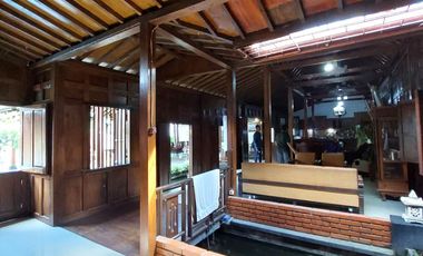 Villa Joglo Etnik dengan Kolam Renang dekat Jalan Kaliurang