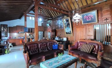 Villa Joglo Etnik dengan Kolam Renang dekat Jalan Kaliurang