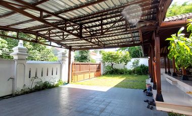 Villa Joglo Etnik dengan Kolam Renang dekat Jalan Kaliurang