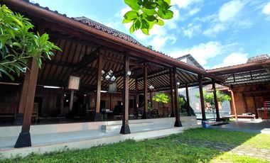 Villa Joglo Etnik dengan Kolam Renang dekat Jalan Kaliurang