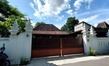 Villa Joglo Etnik dengan Kolam Renang dekat Jalan Kaliurang