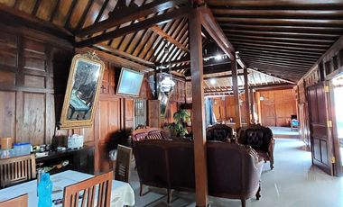 Villa Joglo Etnik dengan Kolam Renang dekat Jalan Kaliurang