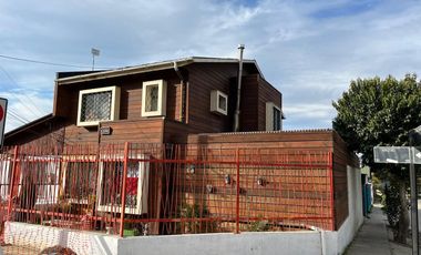 Casa 3 Dormitorios 3 Baños, Estacionamiento. 180 m2 en calle Hernán Ariztia 1199 Villa El Parque en Melipilla