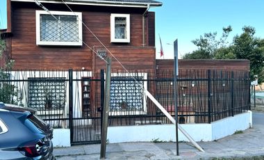 Casa 3 Dormitorios 3 Baños, Estacionamiento. 180 m2 en calle Hernán Ariztia 1199 Villa El Parque en Melipilla