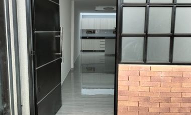 CASA EN ARRIENDO NUEVA DE TRES PLANTAS