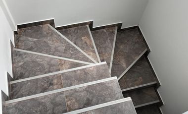 CASA EN ARRIENDO NUEVA DE TRES PLANTAS