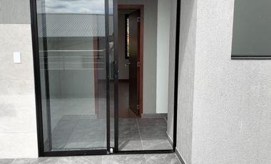 CASA EN ARRIENDO NUEVA DE TRES PLANTAS