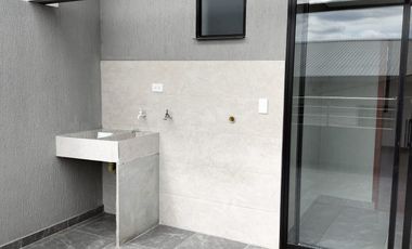 CASA EN ARRIENDO NUEVA DE TRES PLANTAS