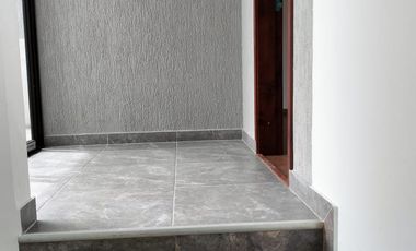 CASA EN ARRIENDO NUEVA DE TRES PLANTAS