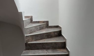 CASA EN ARRIENDO NUEVA DE TRES PLANTAS