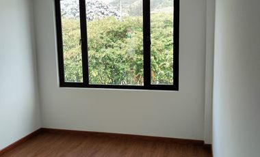 CASA EN ARRIENDO NUEVA DE TRES PLANTAS
