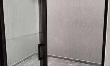 CASA EN ARRIENDO NUEVA DE TRES PLANTAS