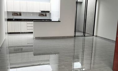 CASA EN ARRIENDO NUEVA DE TRES PLANTAS