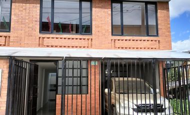 CASA EN ARRIENDO NUEVA DE TRES PLANTAS