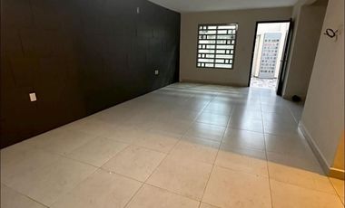 RENTÓ CASA EN VIA MUERTA SOBRE AVENIDA, A 1 CUADRA DEL MAR