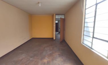 Vendo Espaciosa Casa De Tres Pisos En San Carlos S.J.L.
