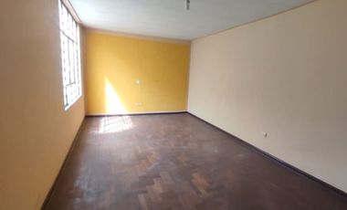 Vendo Espaciosa Casa De Tres Pisos En San Carlos S.J.L.