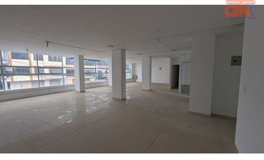 Gran Local de renta en Tumbaco 200m2 Frente a Santa Maria Tumbaco