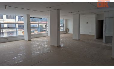 Gran Local de renta en Tumbaco 200m2 Frente a Santa Maria Tumbaco