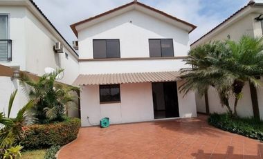 Ciudad Celeste, Renta de linda casa 3 dormitorios con vista a lago