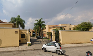 Casa en condominio ubicado en colonia La Giralda, Zapopan, Jalisco, con 4 recamaras y 183m2. Con salida a Av. López Mateos, Muy cerca del Teatro Galer