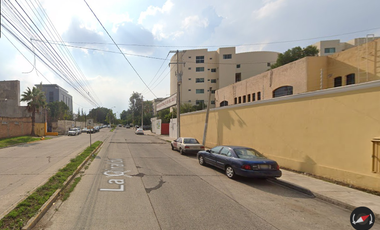 Casa en condominio ubicado en colonia La Giralda, Zapopan, Jalisco, con 4 recamaras y 183m2. Con salida a Av. López Mateos, Muy cerca del Teatro Galer