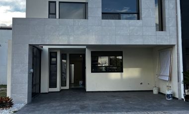 Casa nueva en venta en clúster Parque Coahuila, Lomas de Angelópolis a unos pasos de Barrio Cascatta