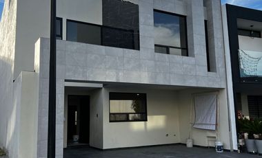 Casa nueva en venta en clúster Parque Coahuila, Lomas de Angelópolis a unos pasos de Barrio Cascatta