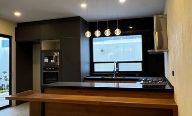 Casa nueva en venta en clúster Parque Coahuila, Lomas de Angelópolis a unos pasos de Barrio Cascatta