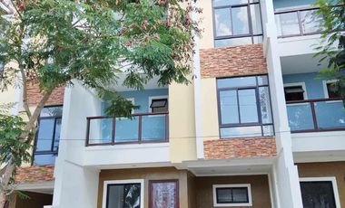 Three Storey TownHouses For Sale In The Villas at Highlands Dasmarinas Cavite