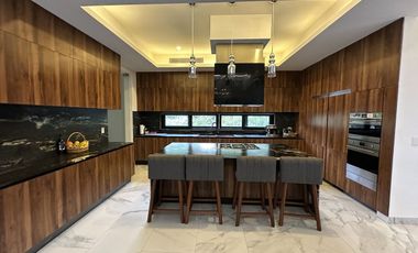 Casa en venta con vista al campo en el Yucatán Country Club.