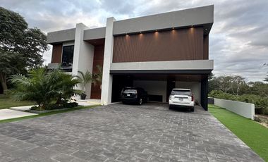 Casa en venta con vista al campo en el Yucatán Country Club.