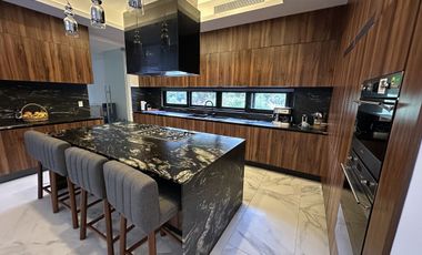 Casa en venta con vista al campo en el Yucatán Country Club.