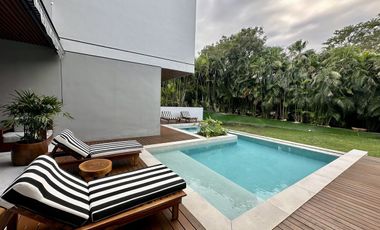Casa en venta con vista al campo en el Yucatán Country Club.
