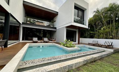 Casa en venta con vista al campo en el Yucatán Country Club.