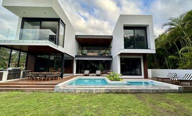 Casa en venta con vista al campo en el Yucatán Country Club.
