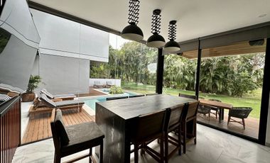 Casa en venta con vista al campo en el Yucatán Country Club.