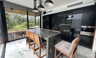 Casa en venta con vista al campo en el Yucatán Country Club.