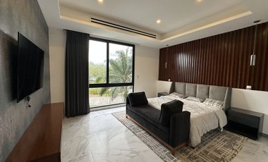 Casa en venta con vista al campo en el Yucatán Country Club.