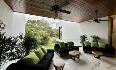 Casa en venta con vista al campo en el Yucatán Country Club.