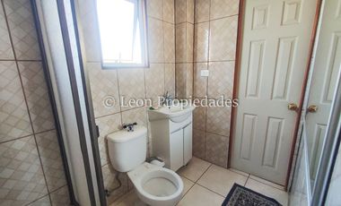 Leon Propiedades vende casa en villa, Curacaví centro.